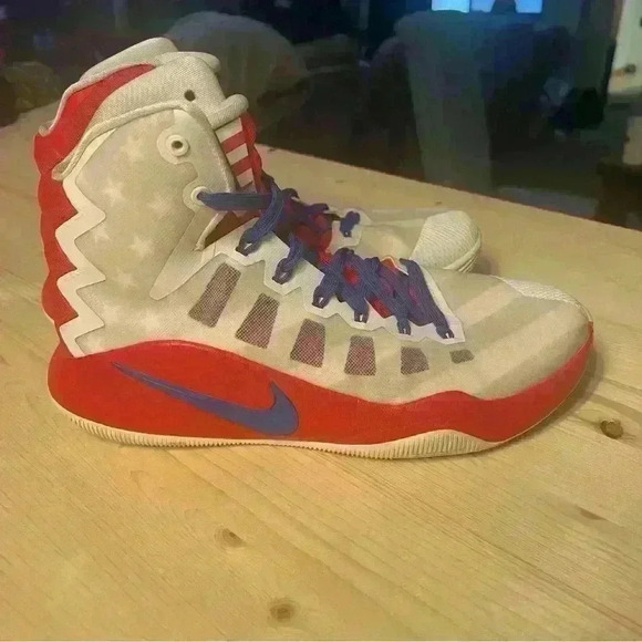 Nike Hyperdunk in Good to great Sz 8 Men’s Stars. Red White and Blue. American - Picture 7 of 14